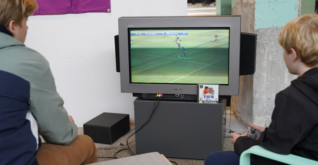 To spiller FIFA på Playstation 1 med billedrørsfjernsyn